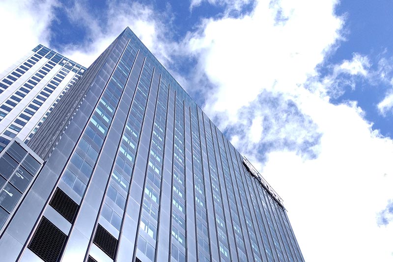 Symbolbild für Konzerne; Bürohochhaus mit viel Himmel